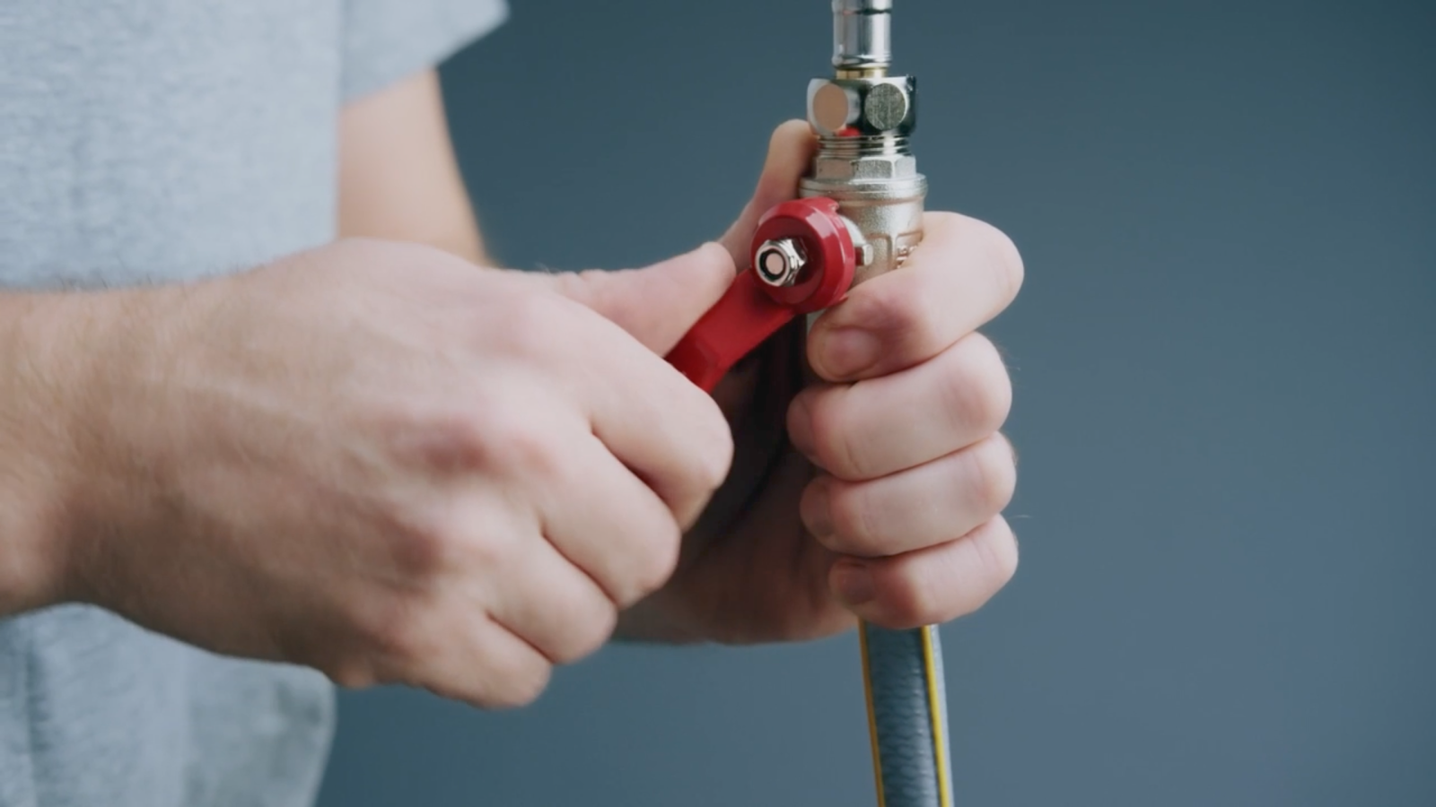 Rørlegger som jobber med rør