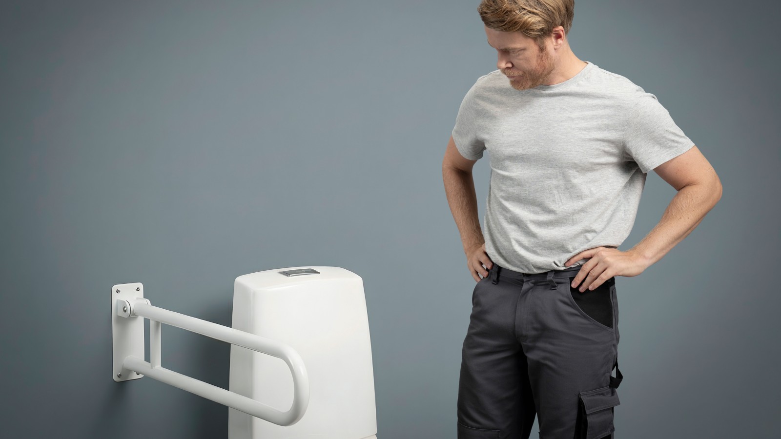 Porsgrund bad der du ser et toalett med armstøtte