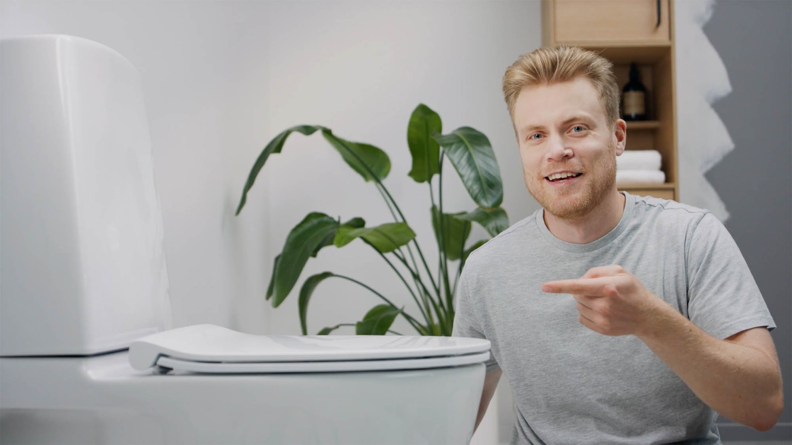 Person viser frem toalett Person viser frem toalett