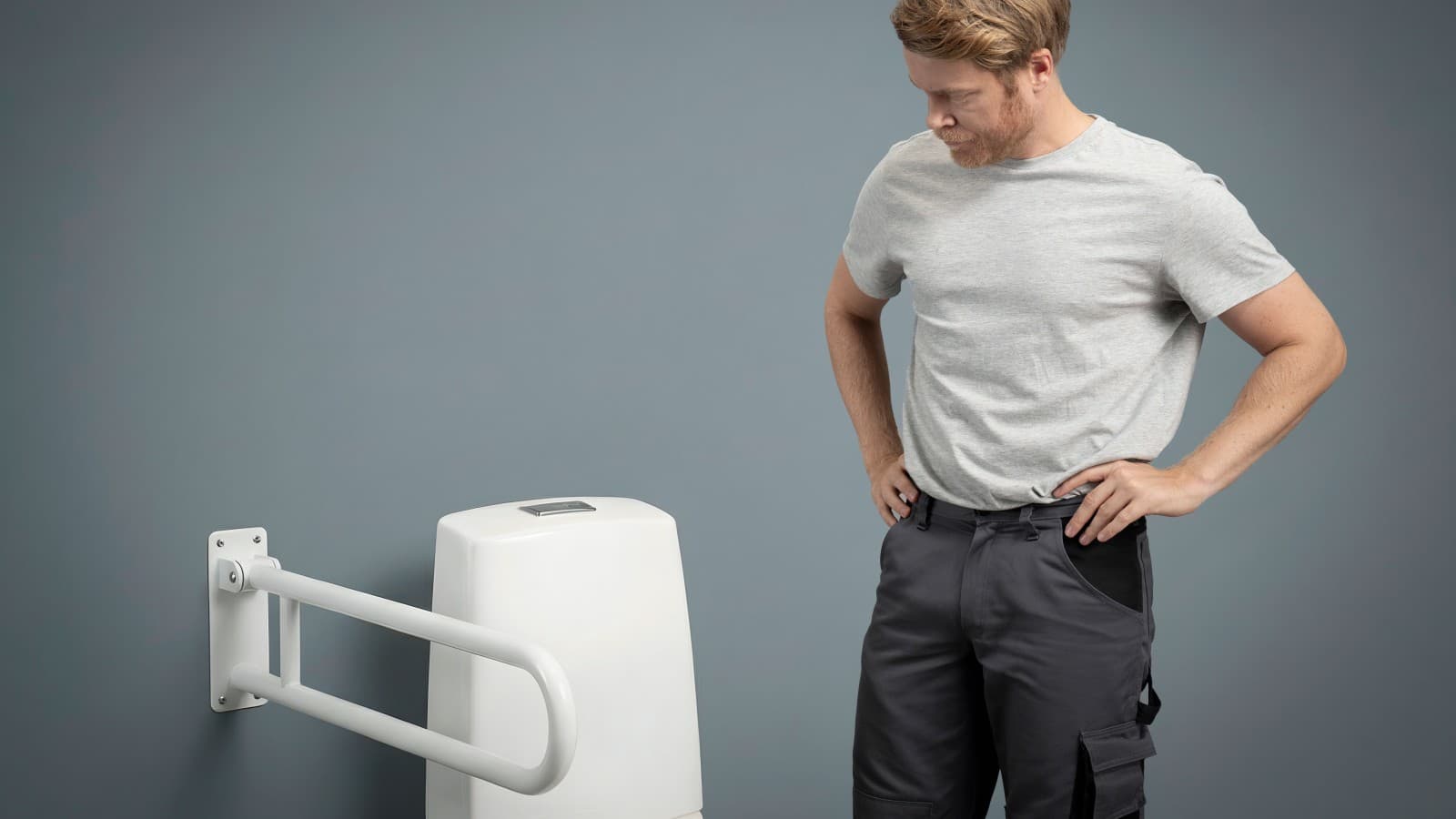 Porsgrund bad der du ser et toalett med armstøtte Porsgrund bad der du ser et toalett med armstøtte