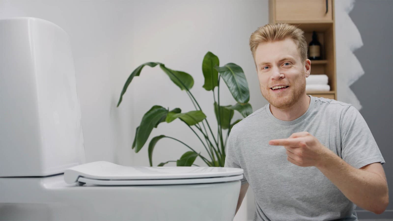 Person viser frem toalett Person viser frem toalett